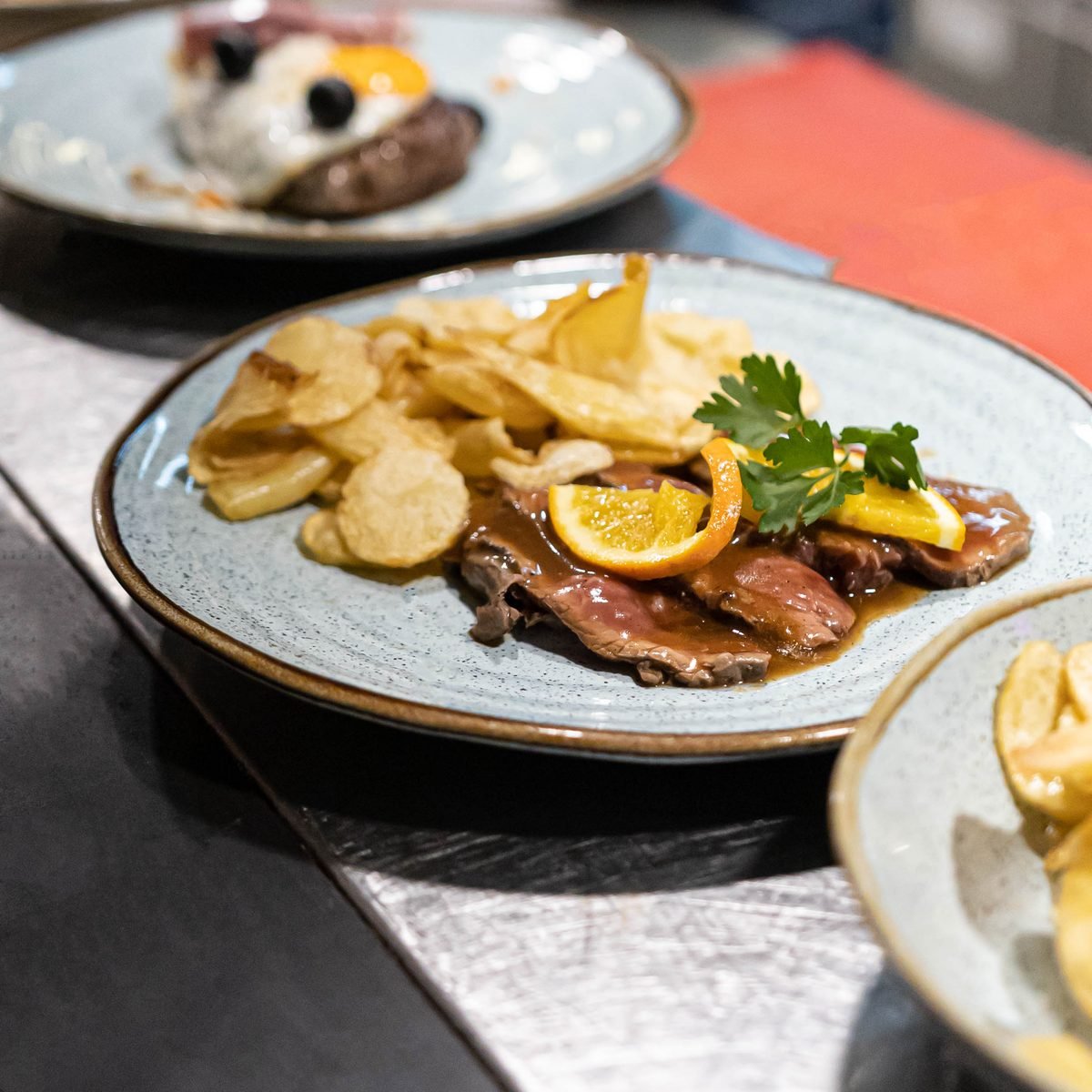 Rosbife à inglesa com batata frita às rodelas — Capa na Baixa, Porto