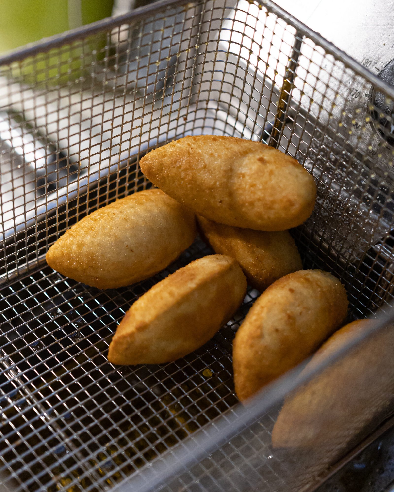Rissóis Capa Negra a fritar na cozinha do restaurante Porto